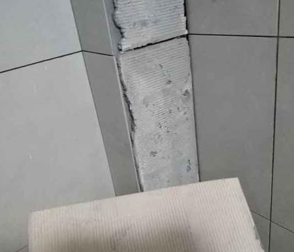 通道瓷砖空鼓维修公司分享下厨房瓷砖脱落的补救措施。